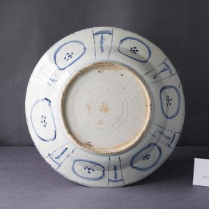Een zeer grote Chinese blauw-witte kraakporseleinen schotel met feniksen, Wanli — foto 4