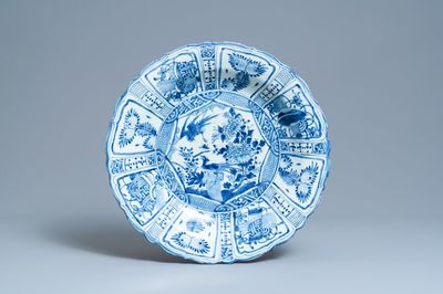 Een zeer grote Chinese blauw-witte kraakporseleinen schotel met vogels, Wanli
