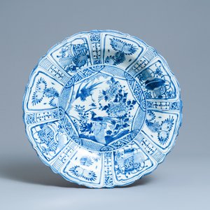 Een zeer grote Chinese blauw-witte kraakporseleinen schotel met vogels, Wanli — foto 1