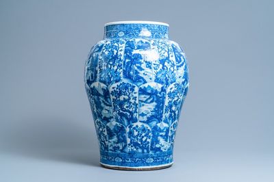 Een zeer grote Chinese blauw-witte vaas met florale en landschapspanelen, Kangxi