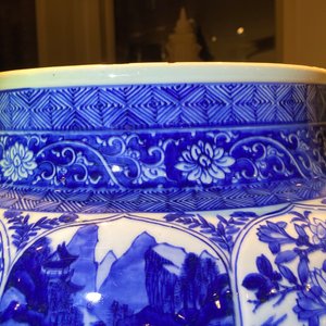 Een zeer grote Chinese blauw-witte vaas met florale en landschapspanelen, Kangxi — foto 16