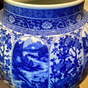 Een zeer grote Chinese blauw-witte vaas met florale en landschapspanelen, Kangxi — foto 19
