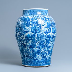 Een zeer grote Chinese blauw-witte vaas met florale en landschapspanelen, Kangxi — foto 2