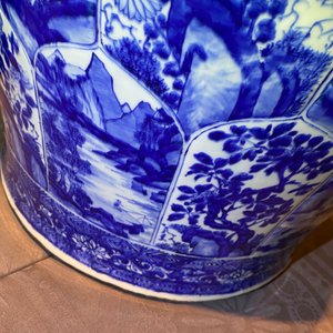 Een zeer grote Chinese blauw-witte vaas met florale en landschapspanelen, Kangxi — foto 21