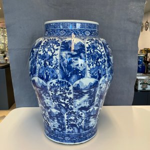Een zeer grote Chinese blauw-witte vaas met florale en landschapspanelen, Kangxi — foto 23