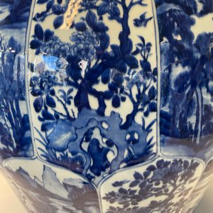 Een zeer grote Chinese blauw-witte vaas met florale en landschapspanelen, Kangxi — foto 26