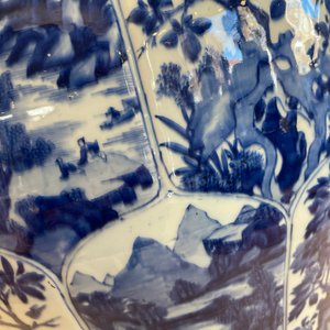 Een zeer grote Chinese blauw-witte vaas met florale en landschapspanelen, Kangxi — foto 27