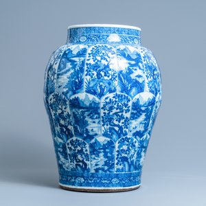 Een zeer grote Chinese blauw-witte vaas met florale en landschapspanelen, Kangxi — foto 4