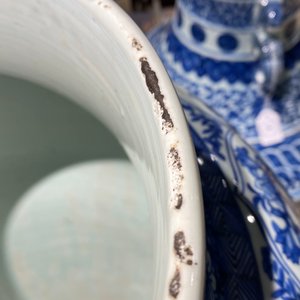 Een zeer grote Chinese blauw-witte vaas met florale en landschapspanelen, Kangxi — foto 8