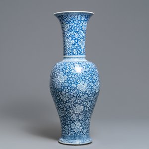 Een zeer grote Chinese blauw-witte yenyen vaas met pioenslingers, Kangxi — foto 1
