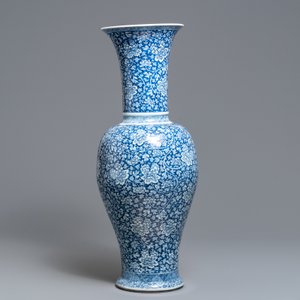 Een zeer grote Chinese blauw-witte yenyen vaas met pioenslingers, Kangxi — foto 2