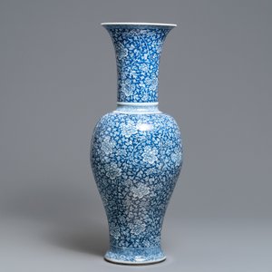 Een zeer grote Chinese blauw-witte yenyen vaas met pioenslingers, Kangxi — foto 3