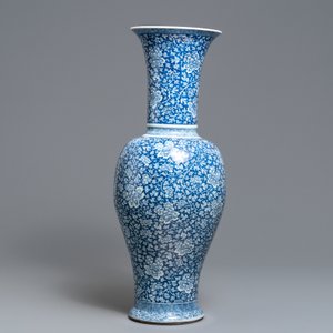 Een zeer grote Chinese blauw-witte yenyen vaas met pioenslingers, Kangxi — foto 4