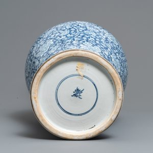 Een zeer grote Chinese blauw-witte yenyen vaas met pioenslingers, Kangxi — foto 6