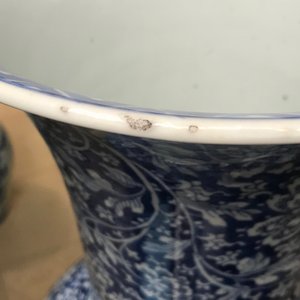 Een zeer grote Chinese blauw-witte yenyen vaas met pioenslingers, Kangxi — foto 7