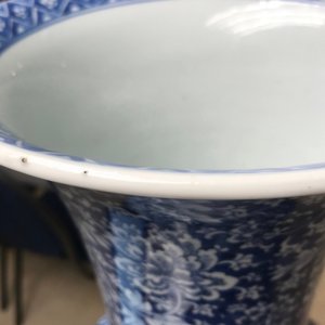 Een zeer grote Chinese blauw-witte yenyen vaas met pioenslingers, Kangxi — foto 8