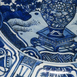 Een zeer grote Chinese blauwwitte kraakporseleinen schotel met een bloemvaas, Wanli — foto 3