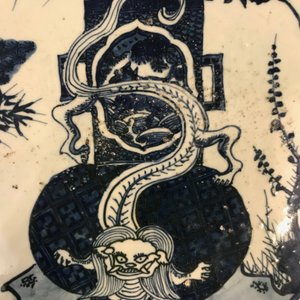 Een zeer grote Chinese blauwwitte kraakporseleinen schotel met een draak, Wanli — foto 4