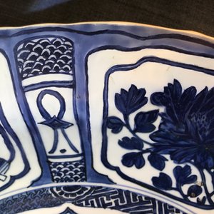Een zeer grote Chinese blauwwitte kraakporseleinen schotel met een draak, Wanli — foto 7