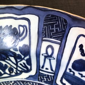 Een zeer grote Chinese blauwwitte kraakporseleinen schotel met een draak, Wanli — foto 9
