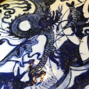 Een zeer grote Chinese blauwwitte schotel met een draak, Jiajing — foto 13