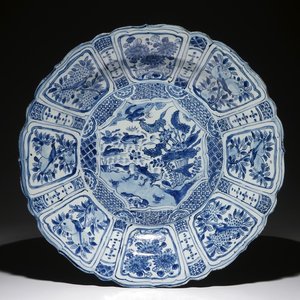 Een zeer grote Chinese blauwwitte schotel met mandarijn eenden, Wanli — foto 1