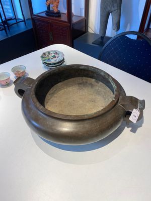 Een zeer grote Chinese bronzen driepotige wierookbrander, Xuande mark, 17/18e eeuw — foto 1