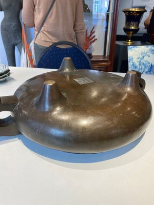 Een zeer grote Chinese bronzen driepotige wierookbrander, Xuande mark, 17/18e eeuw — foto 11