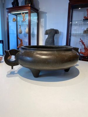 Een zeer grote Chinese bronzen driepotige wierookbrander, Xuande mark, 17/18e eeuw — foto 4