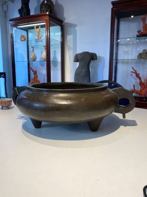Een zeer grote Chinese bronzen driepotige wierookbrander, Xuande mark, 17/18e eeuw — foto 5