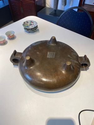 Een zeer grote Chinese bronzen driepotige wierookbrander, Xuande mark, 17/18e eeuw — foto 10