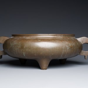Een zeer grote Chinese bronzen driepotige wierookbrander, Xuande mark, 17/18e eeuw — foto 2