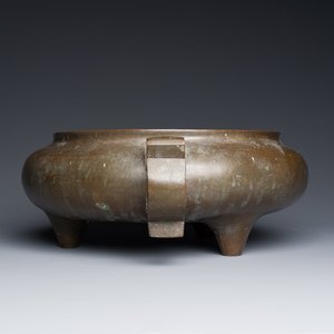 Een zeer grote Chinese bronzen driepotige wierookbrander, Xuande mark, 17/18e eeuw — foto 3