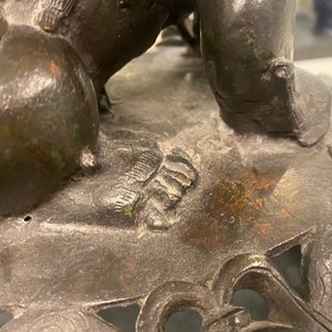 Een zeer grote Chinese bronzen wierookbrander, Xuande merk, Ming — foto 14