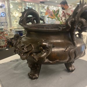 Een zeer grote Chinese bronzen wierookbrander, Xuande merk, Ming — foto 28