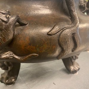 Een zeer grote Chinese bronzen wierookbrander, Xuande merk, Ming — foto 30