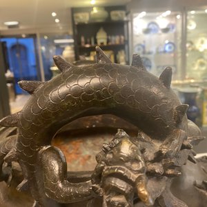 Een zeer grote Chinese bronzen wierookbrander, Xuande merk, Ming — foto 32