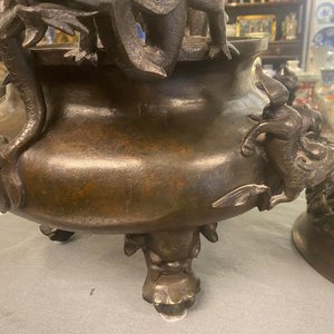 Een zeer grote Chinese bronzen wierookbrander, Xuande merk, Ming — foto 33