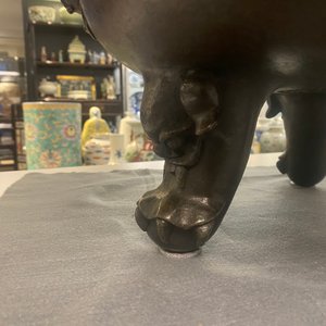 Een zeer grote Chinese bronzen wierookbrander, Xuande merk, Ming — foto 37