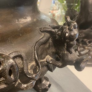 Een zeer grote Chinese bronzen wierookbrander, Xuande merk, Ming — foto 40