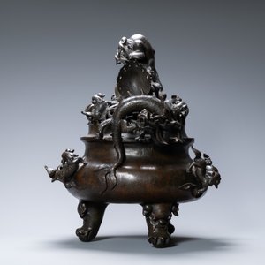 Een zeer grote Chinese bronzen wierookbrander, Xuande merk, Ming — foto 5