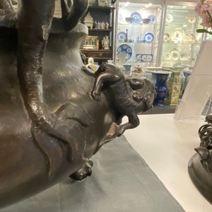 Een zeer grote Chinese bronzen wierookbrander, Xuande merk, Ming — foto 54