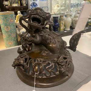 Een zeer grote Chinese bronzen wierookbrander, Xuande merk, Ming — foto 9