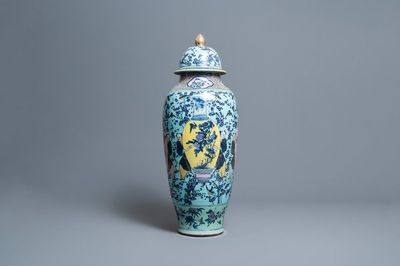 Een zeer grote Chinese famille rose dekselvaas met turquoise fondkleur, 19e eeuw