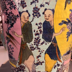 Een zeer grote Chinese famille rose dekselvaas met turquoise fondkleur, 19e eeuw — foto 15