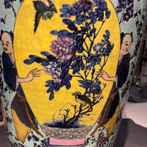 Een zeer grote Chinese famille rose dekselvaas met turquoise fondkleur, 19e eeuw — foto 16