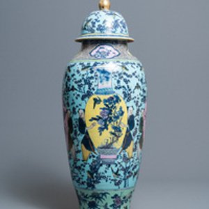 Een zeer grote Chinese famille rose dekselvaas met turquoise fondkleur, 19e eeuw — foto 2