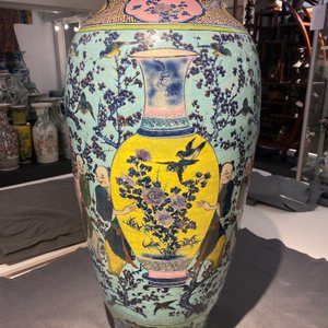 Een zeer grote Chinese famille rose dekselvaas met turquoise fondkleur, 19e eeuw — foto 23