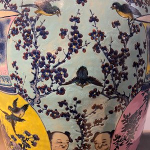 Een zeer grote Chinese famille rose dekselvaas met turquoise fondkleur, 19e eeuw — foto 26