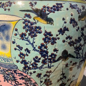 Een zeer grote Chinese famille rose dekselvaas met turquoise fondkleur, 19e eeuw — foto 32